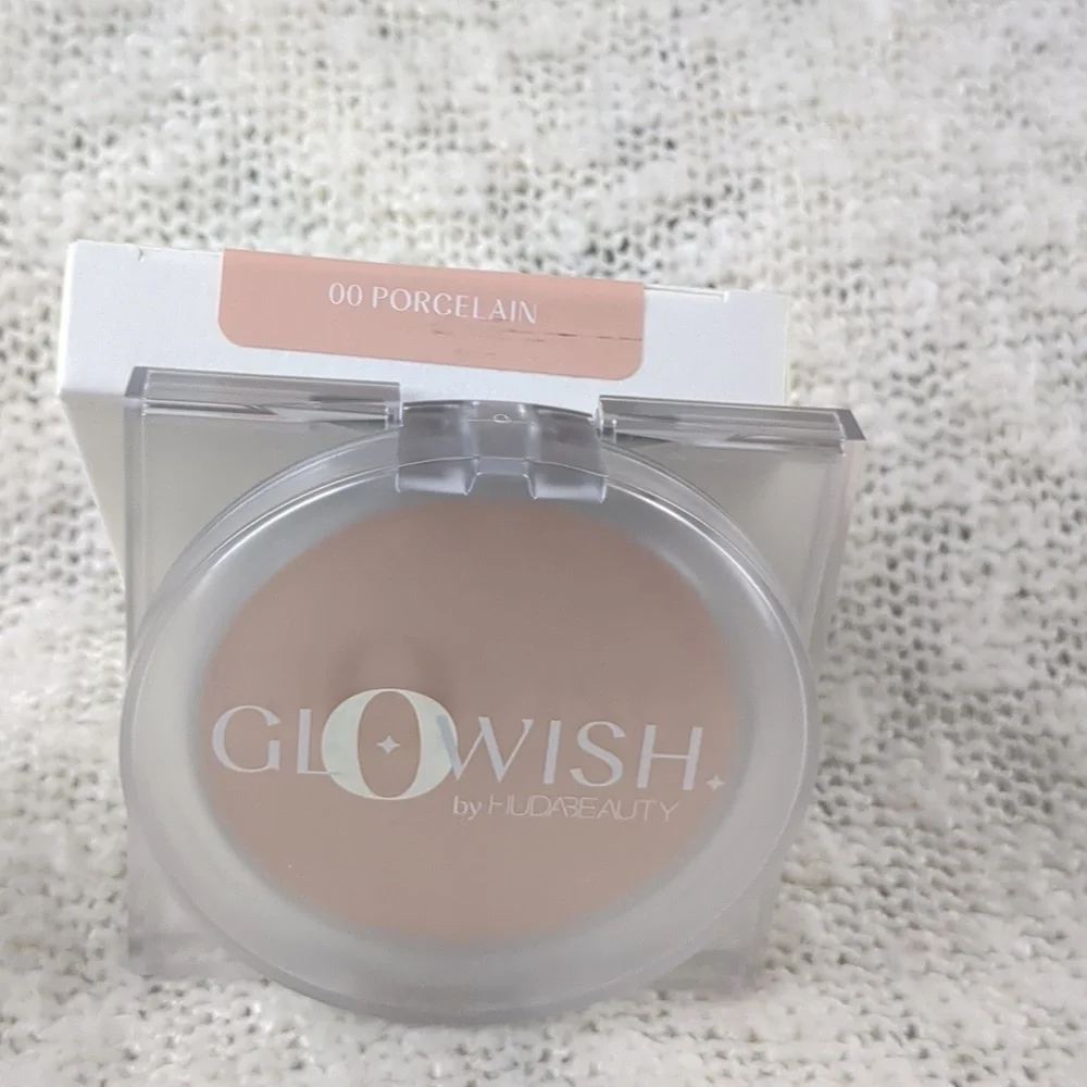 HUDA BEAUTY GloWish Luminous Pressed Powder in 00 PORCELAIN, 10g/0.35oz